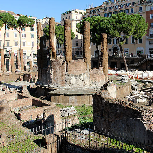 Die Rückseite des Rundtempels der Fortuna. Die Säulen wurden später vermauert.