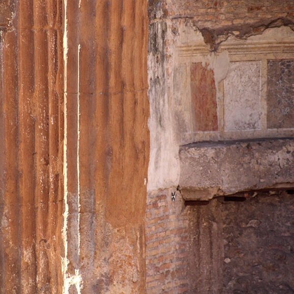 Der Nymphentempel stammt aus dem 3. Jhd. v. Chr. und ist der zweitälteste des Forums. Dahinter Mauern und Freskenreste der mittelalterlichen Kirche San Nicola dei Ceasrini.