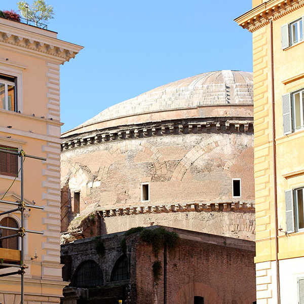 Von der Piazza Santa Maria Sopra Minerva sehen wir das Pantheon bereits.