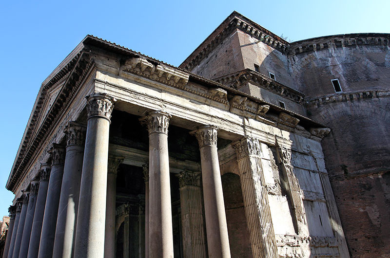 Unkannelierte korinthische Säulen aus grauem ägyptischen Granit vom Mons Claudianus gliedern den Vorbau.