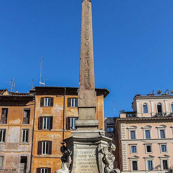 An der Piazza Rotonda befindet sich ein Brunnen mit dem Obelisco Macuteo. Auf ihm befinden sich Namenskartuschen von Ramses II.