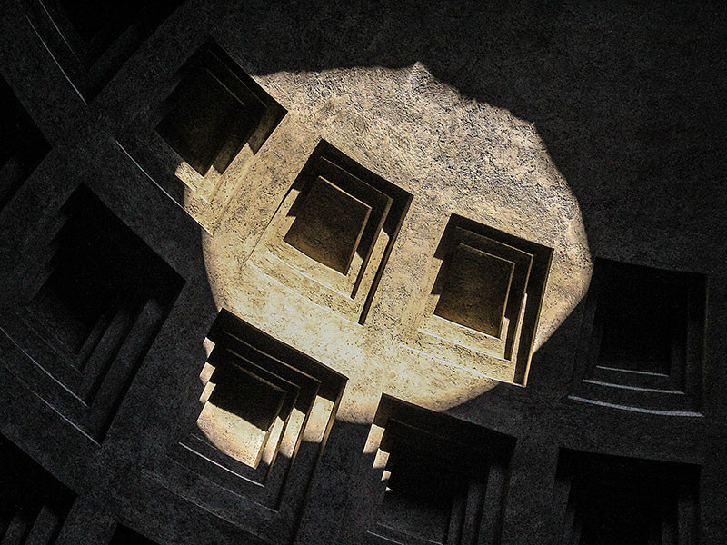 Der römische Beton der Kuppel wurde aus leichtem, vulkanischen Tuff- und Bimsstein vermischt. Zur weiteren Gewichtsersparnis wird die Kuppel mit Kassetten gegliedert, die nach oben hin immer kleiner werden.