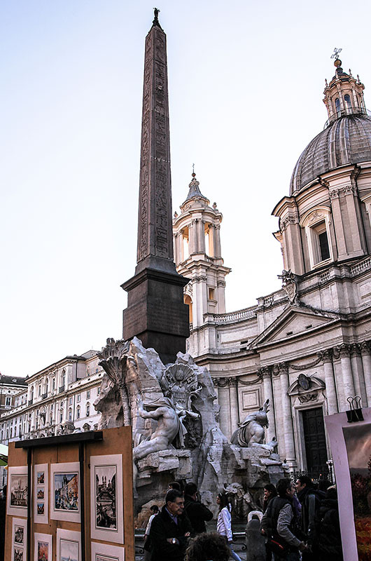 Bernini baute in der Mitte des Platzes den Vierströmebrunnen. Vier kolossale männliche Figuren symbolisieren die größten Ströme Donau, Nil, Ganges und Río de la Plata. Sie lagern zu Füßen eines Obelisks, er wurde von der Via Appia Antica herbeigeschafft, um die Gesamtanlage einem antiken Circus anzugleichen.