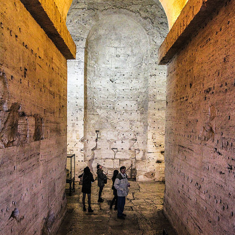 Der Eingang in das Mausoleum erinnert an ägyptische Pharaonengräber.