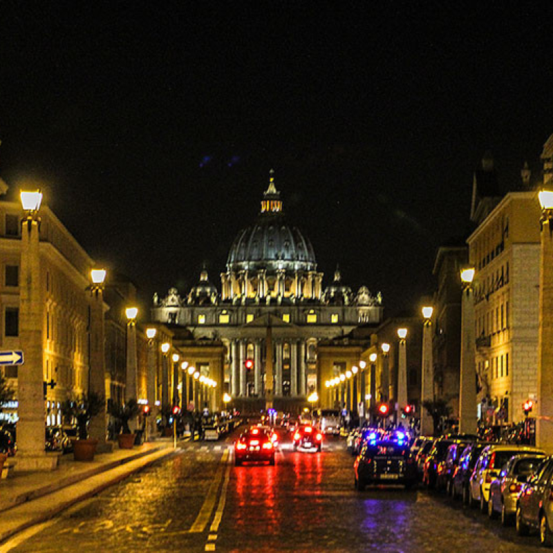Die Via della Conciliazione (ital. Straße der Versöhnung) ist eine 1936 unter Mussolini geplante und zum päpstlichen Jubeljahr 1950 fertiggestellte etwa 500 m lange Straßenachse, die vom Tiber in Richtung Petersdom führt und andererseits über den Corso Vittorio Emanuele II die Vatikanstadt mit dem historischen Zentrum Roms verbindet.
