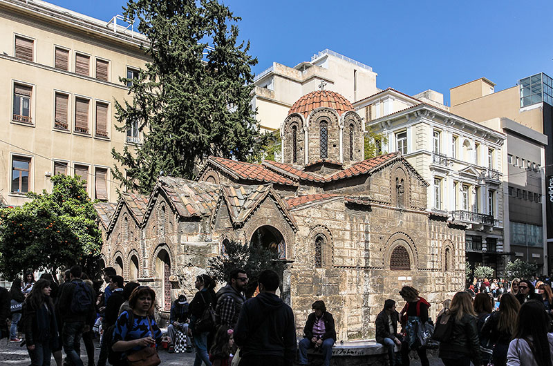 Die Kapnikarea-Kirche ist eine byzantinische Kreuzkuppelkirche aus dem 11. Jahrhundert. Sie liegt direkt in der Fußgängerzone in der Ermou-Straße.