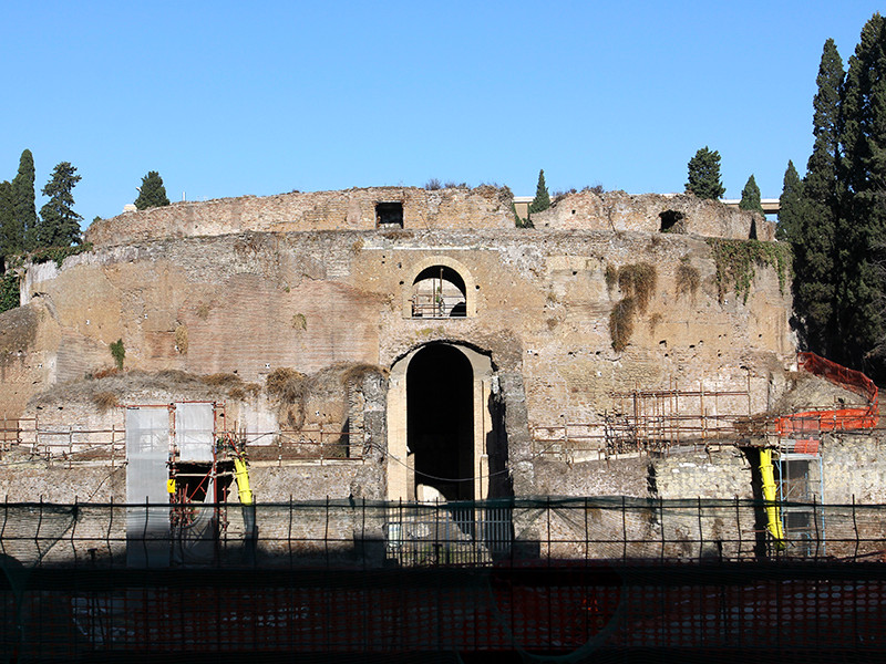 Das Augustusmausoleum in Rom ist eine im Jahr 29 v. Chr. von Kaiser Augustus für sich selbst errichtete Grabstätte, in der später auch einige seiner Nachfolger, Angehörige der Familie und andere bedeutende Persönlichkeiten beigesetzt wurden.