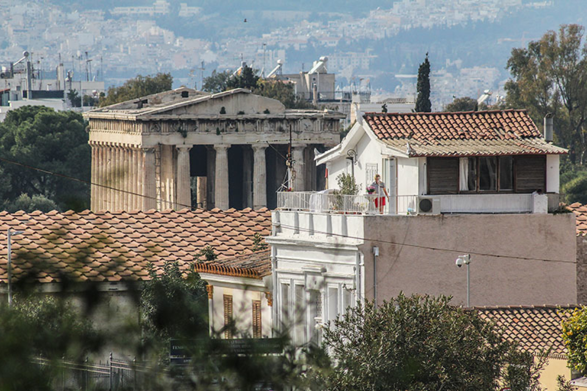 Ein hübsches Haus in der Altstadt mit beneidenswertem Blick auf den Hephaistos-Tempel in der griechischen Agora.