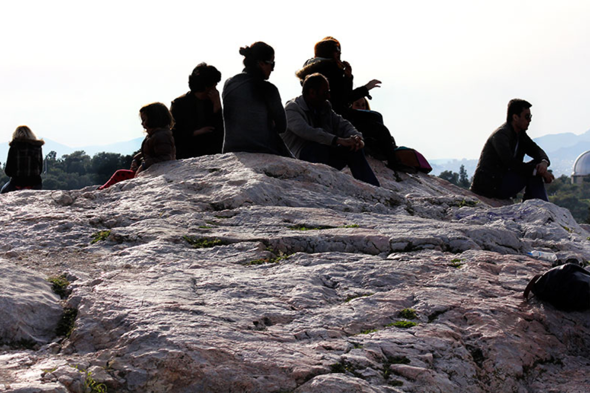 Athener Bürger genießen die Aussicht vom Aeropag-Felsen. In der Antike tagte hier das oberste Gericht der Stadt.