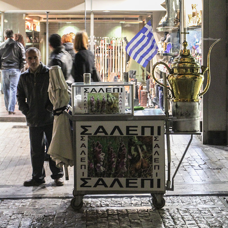 Salepi-Verkäufer in der Fußgängerzone. Salepi ist ein süßes, heiß getrunkenes Milchgetränk und wird aus Orchideenwurzeln hergestellt.