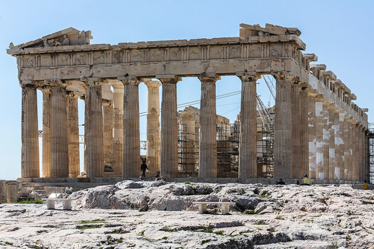 Der prachtvollste aller Tempel - Der Parthenon. In ihm stand die Statue der Stadtgöttin Athena, sie war zwölf Meter hoch und aus Gold und Elfenbein gefertigt. Teile der berühmten Friese sind heute im Neuen Akropolis-Museum ausgestellt.