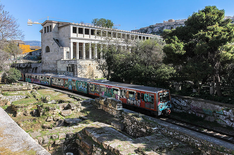Die Metro braust direkt am Gelände der griechischen Agora vorbei. Im Hintergrund die in den 50er-Jahren rekonstruierte Stoa des Attalos, in der auch das Agora-Museum untergebracht ist.
