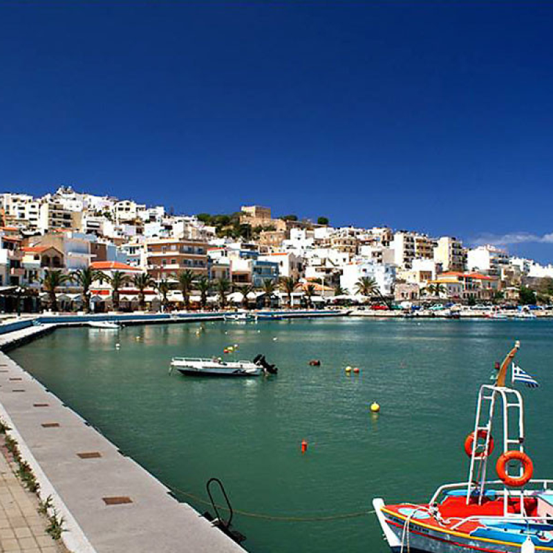 Von der Uferpromenade in Sitia staffeln sich die Häuser malerisch den Hang hinauf. (Foto: Trip&amp;Travelblog, flickr)