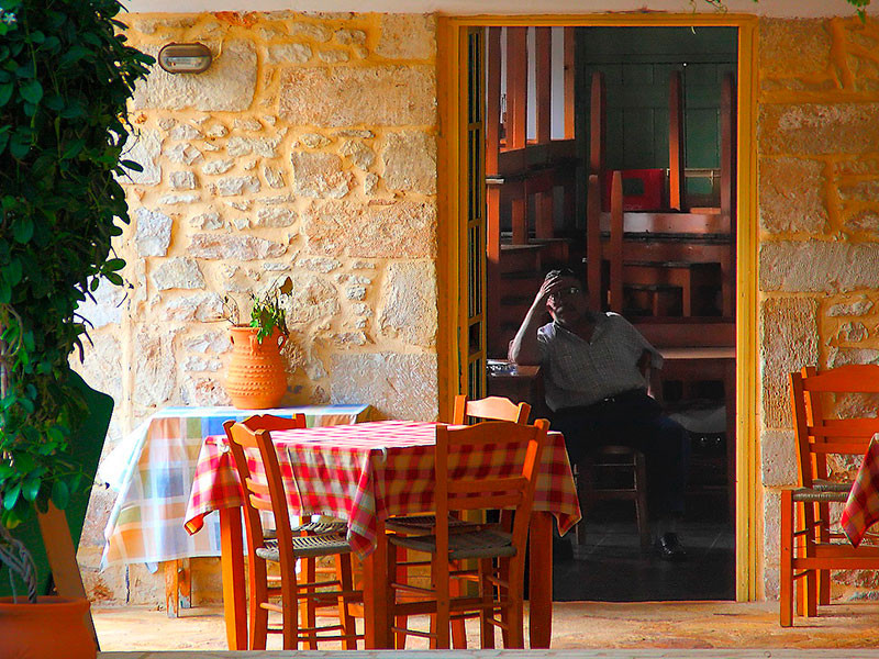 Ein kretischer Wirt wartet auf Gäste. (Vassil Tzvetanov, Flickr)