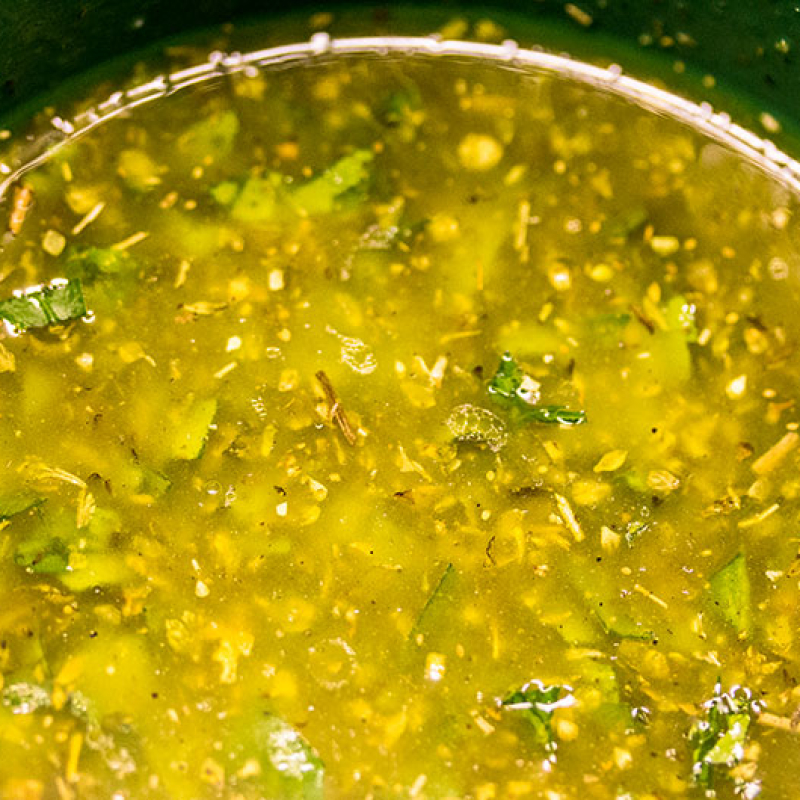Die Zitronen-Olivenöl-Sauce dient als Marinade und Sauce für die fertig gegrillten Doraden. Die Zitronen-Olivenöl-Sauce dient als Marinade und Sauce für die fertig gegrillten Doraden.