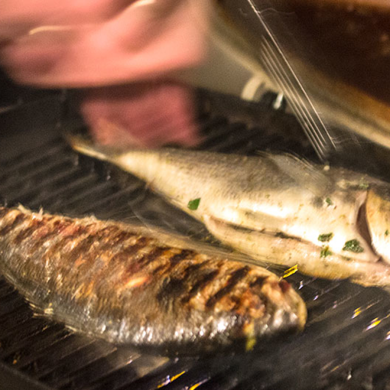 Nach 5-6 Minuten auf dem Grill die Doraden wenden und nochmals mit der Marinade bestreichen. Nach 5-6 Minuten auf dem Grill die Doraden wenden und nochmals mit der Marinade bestreichen.