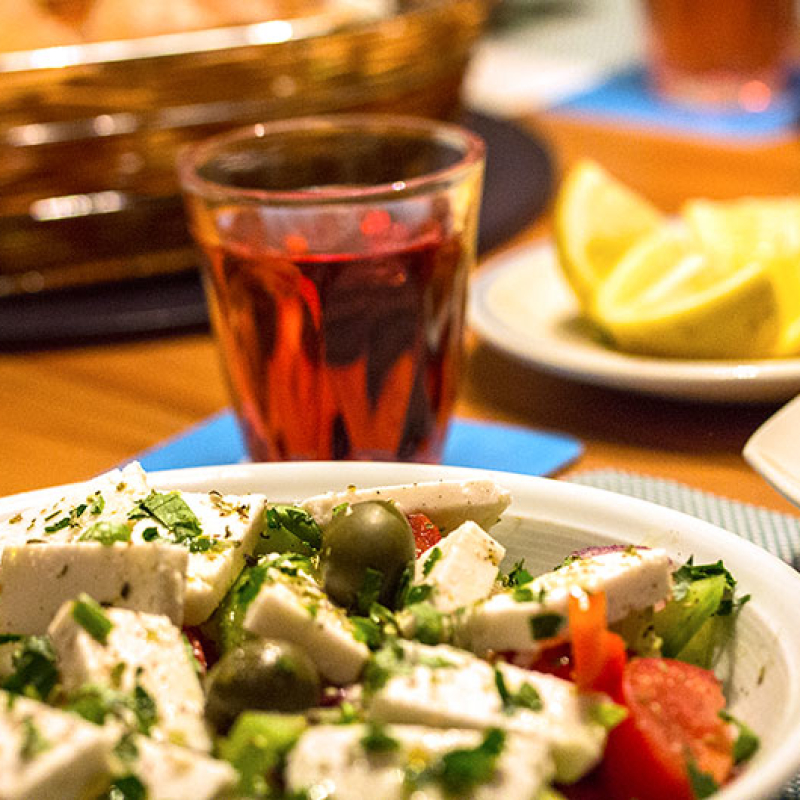 Griechischer Bauernsalat (Choriatiki salata), Weißbrot und ein Rosé sind ideale Begleiter. Griechischer Bauernsalat (Choriatiki salata), Weißbrot und ein Rosé sind ideale Begleiter.
