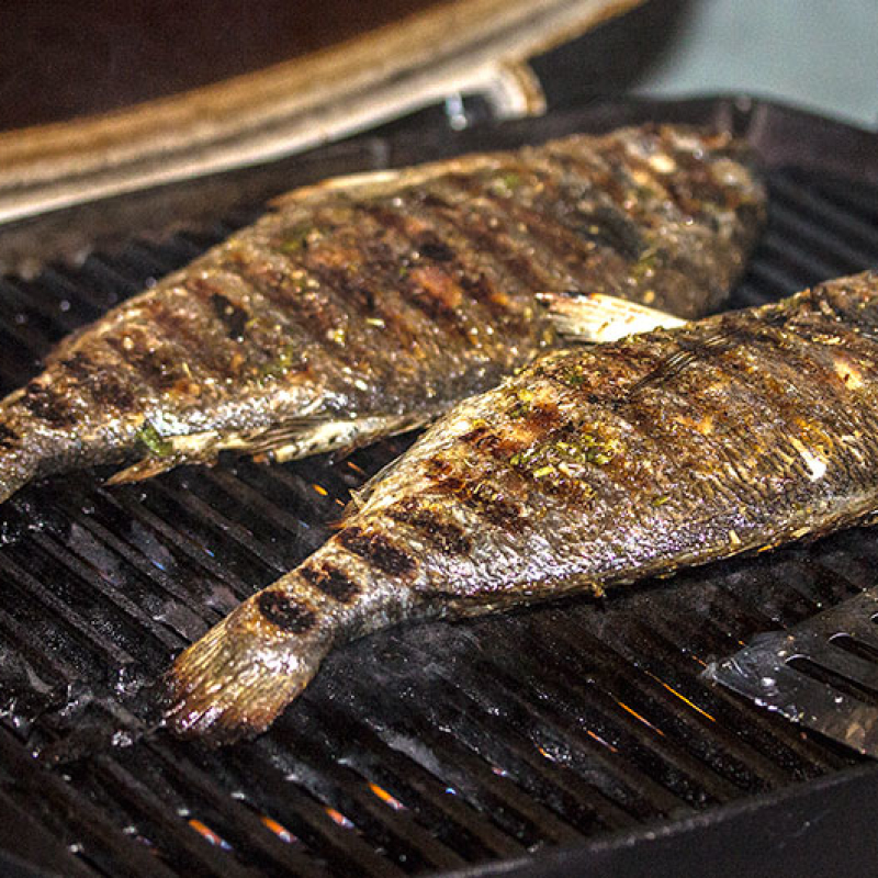 Nach 10-12 Minuten sind die Fische fertig gegrillt. Nach 10-12 Minuten sind die Fische fertig gegrillt.