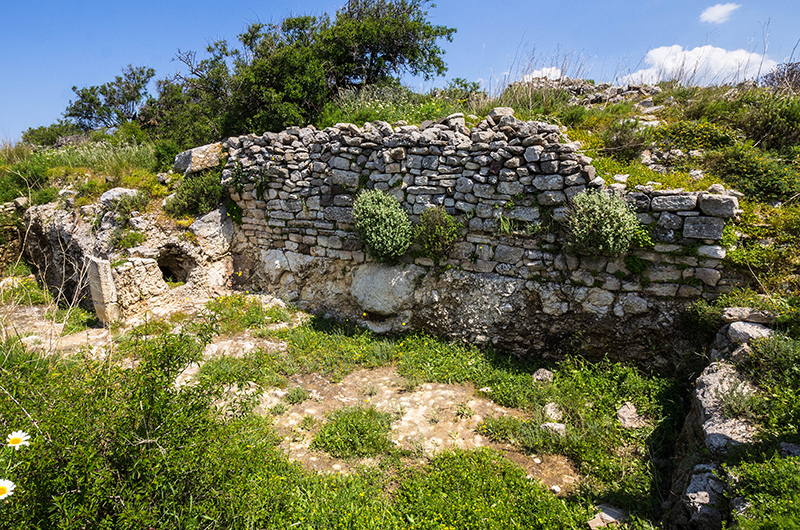 In der Bergstadt Praisos wurde ein Wohnhaus aus hellenistischer Zeit entdeckt. Links ist der Zugang zur Zisterne erkennbar.