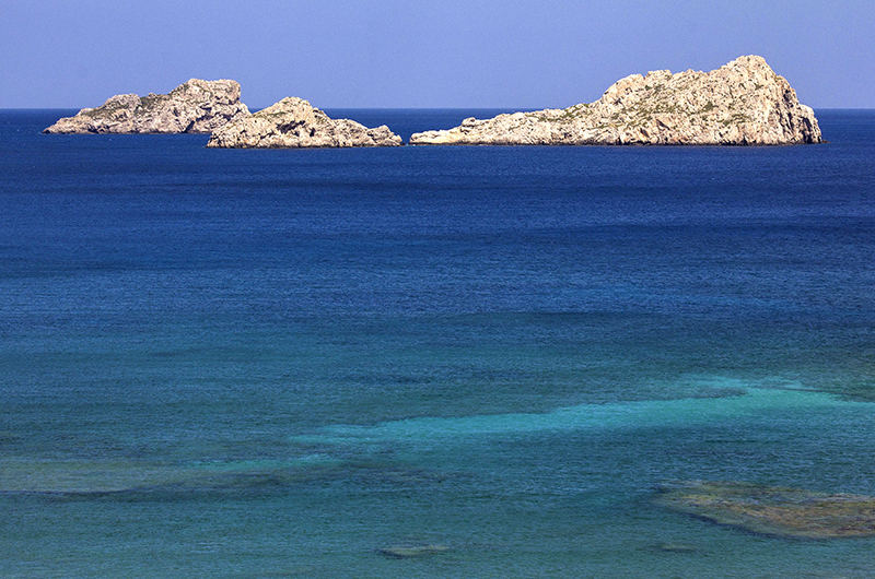 Türkisblaues Wasser, kleine Riffe und die kleinen Kavali-Inseln. Eine perfekte Aussicht zum Entspannen.