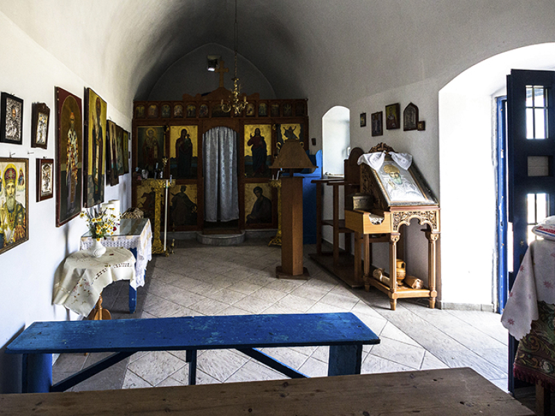 Im Inneren der Agios Nikolaos-Kirche ist alles traditionell orthodox und mit vielen Ikonen geschmückt.