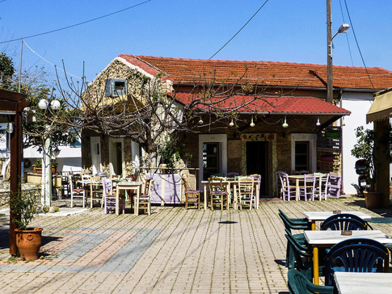 Das Kafenion an der hübschen Platia in Piskokefalo.