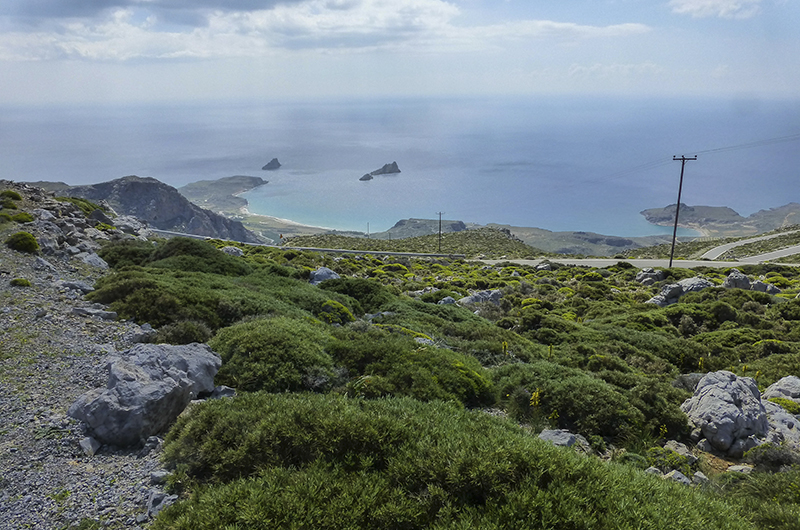 Die Ambelosbucht von Xerokampos mit den kleinen Kavali-Inseln. Rechts ist der Amatos-Strand zu sehen.