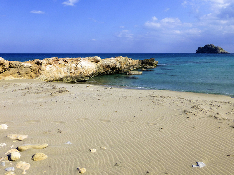 Einer der kleineren Sandstände von Gerontolakkos, im Hintergrund eine der Kavali-Inseln.