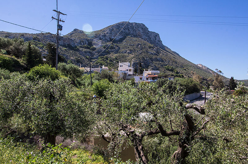 Unterwegs in den Olivenhainen bieten sich immer wieder Ausblick auf das Dorf.