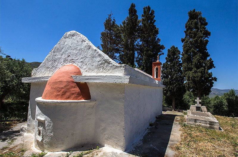 Die Kirche Agios Georgios von Epano Drys wirkt gepflegt. Alles ist frisch gestrichen.