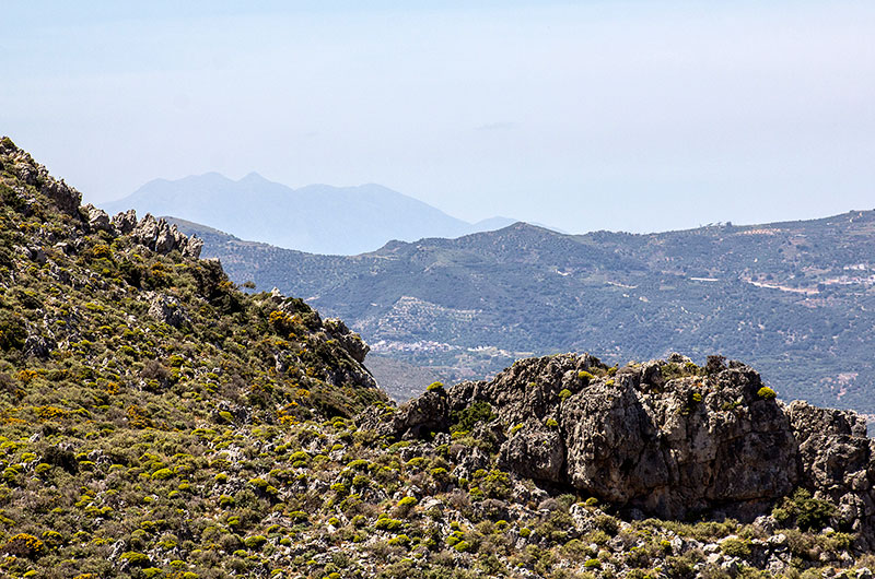 Phänomenale Aussicht in Richtung Thripti-Gebirge zum höchsten Gipfel dem Afentis Stavromenos (1476 Meter).