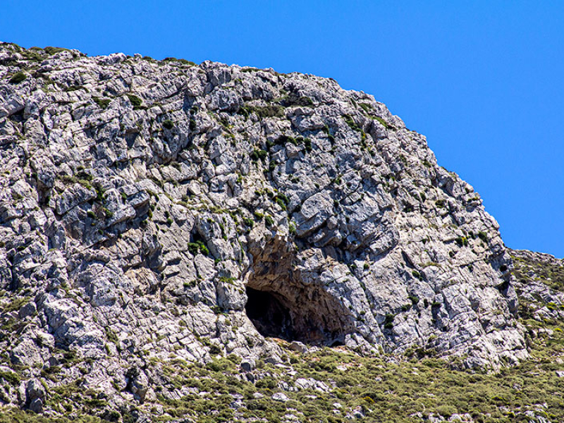 Der große Höhleneingang unterhalb des Gipfels sieht wie ein riesiges Auge aus.
