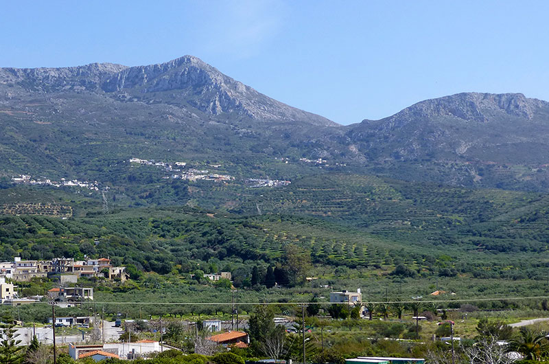 Eine schöne Sicht bietet sich von Piskokefalo hinüber nach Arniko, Stavromenos und Kato Drys (von links). Gut erkennbar der Bergpass zwischen Prinias und dem Nachbargipfel Plativola.