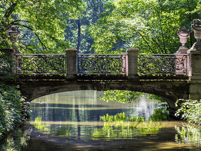 Romantische Brücke am Pagodenburger See.