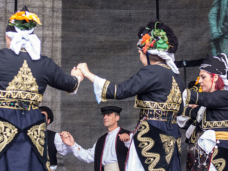 Anmutige Tänze, konzentrierte Gesichter und wertvolle Trachten aus Makedonien.
