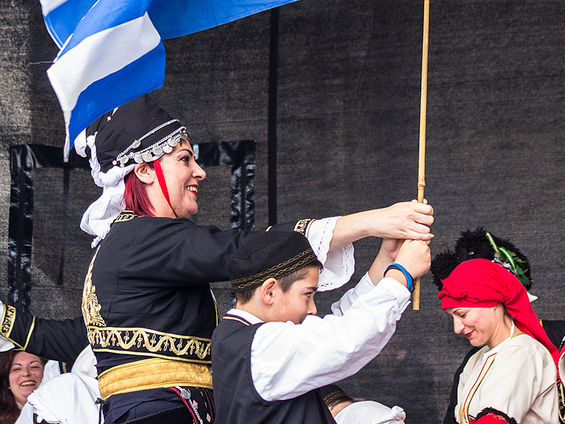 Mit wunderbaren Trachten, guter Stimmung und griechischer Fahne traten die Makedonier auf.