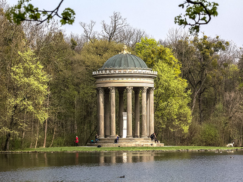 Der Apollotempel am Badenburger See ist  ein Monotperos mit zehn Säulen.