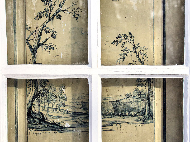 Die originalen Fensterläden zeigen Natur- und Jagdmotive.