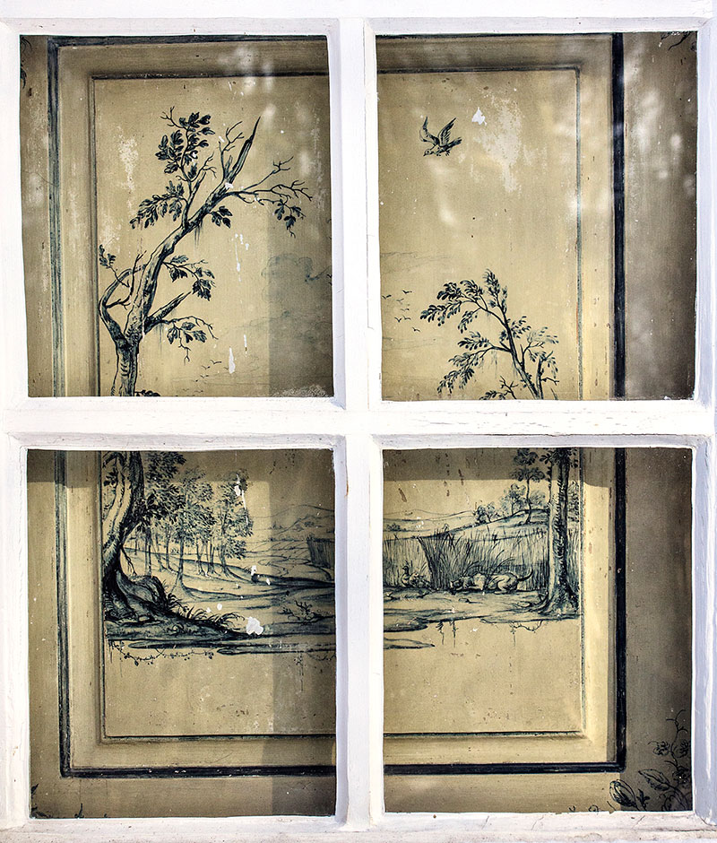 Die originalen Fensterläden zeigen Natur- und Jagdmotive.