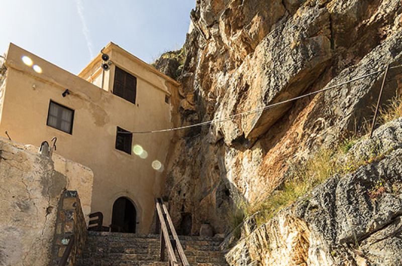 Eine Treppe führt zur Klosterpforte.