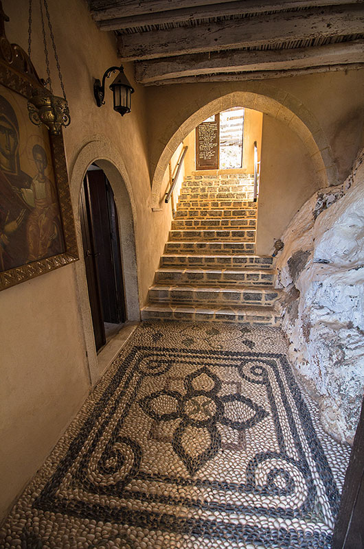 Wunderschöne Kieselstein-Mosaike schmücken den Eingang.