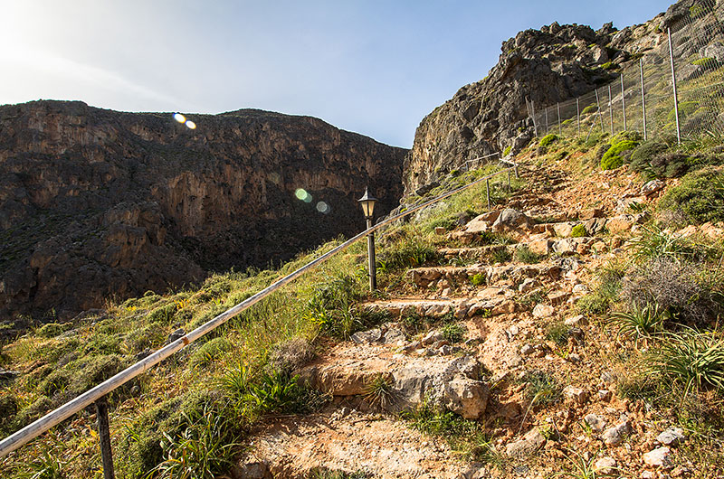 Eine einfache Treppe führt zu Gerontogiannis Wohnhöhle hinauf.