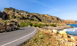 Ein Hauch von Afrika ist an Kretas Südküste bereits spürbar. Dicht an die Felsen am Ende der Perivolakia-Schlucht geschmiegt liegt das Kloster Moni Kapsa steil über dem Libyschen Meer.