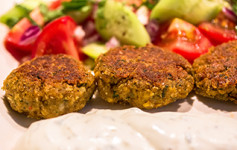 Revithokeftedes: Knusprige Greek-Style Falafel mit Joghurtdip
