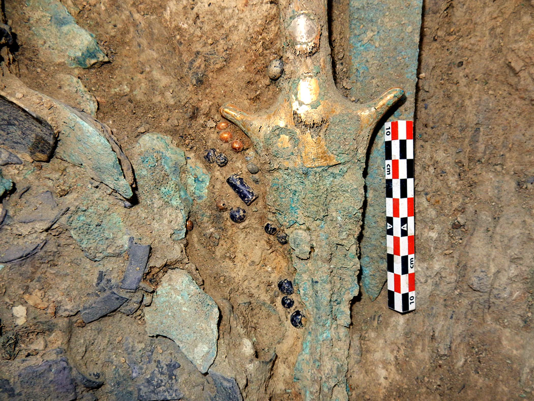 Griechenland: Pylos - Zwei Fürstengräber bei Nestorpalast entdeckt pylos warrior grave 2015 weapon sowrd gold
