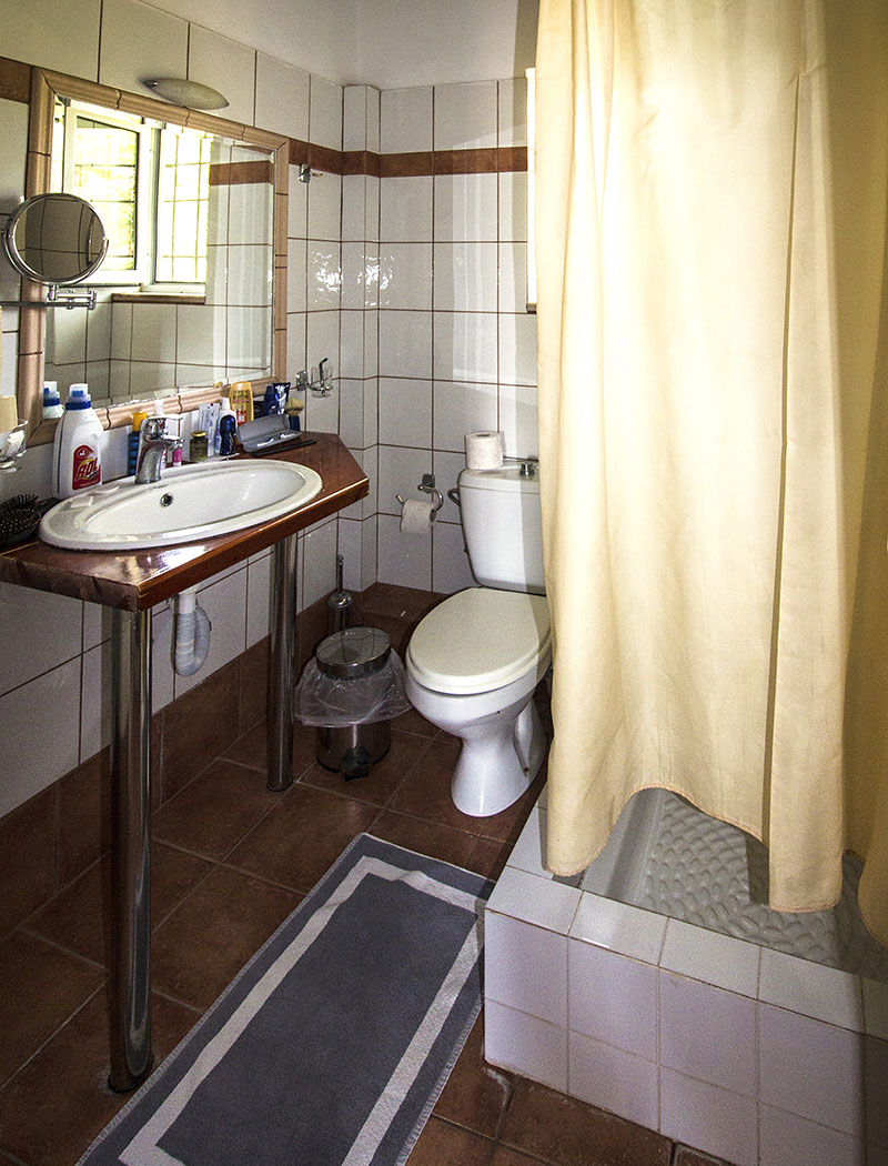 Das Bad ist das einzige Manko im Hotel, klein und zweckmässig.