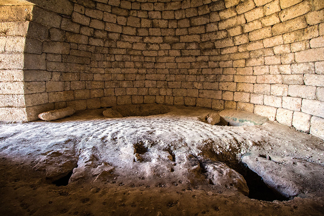Im Innern vom Grab der Genien erkennt man mehrere Grabstellen, die in den Boden gegraben wurden und mit dicken Decksteinen abgedeckt waren. Die Gräber wurden bereits in der Antike ausgeraubt.