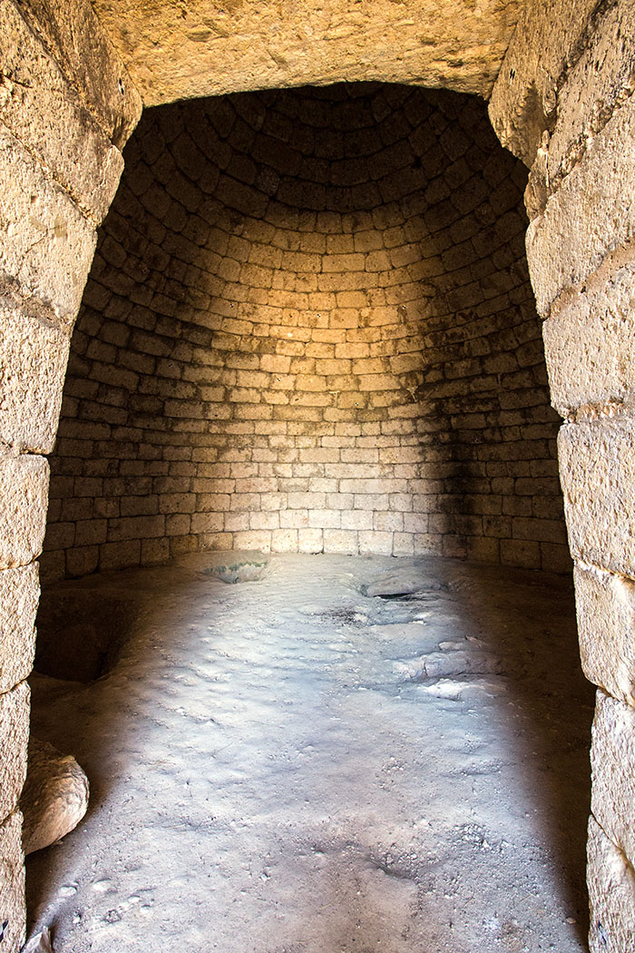 Im Grab der Genien wurden Verzierungen aus Glaspaste in Form von Genien (Schutzgeistern) entdeckt, die der Anlage den Namen gaben.