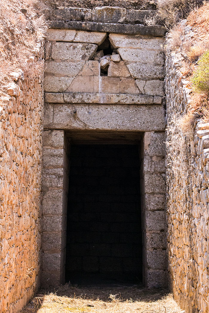 Grab der Genien: Über dem Zugang befindet sich das Entlastungsdreieck, das das Hauptgewicht der Kuppel auf die Seitenwände ablenkt.