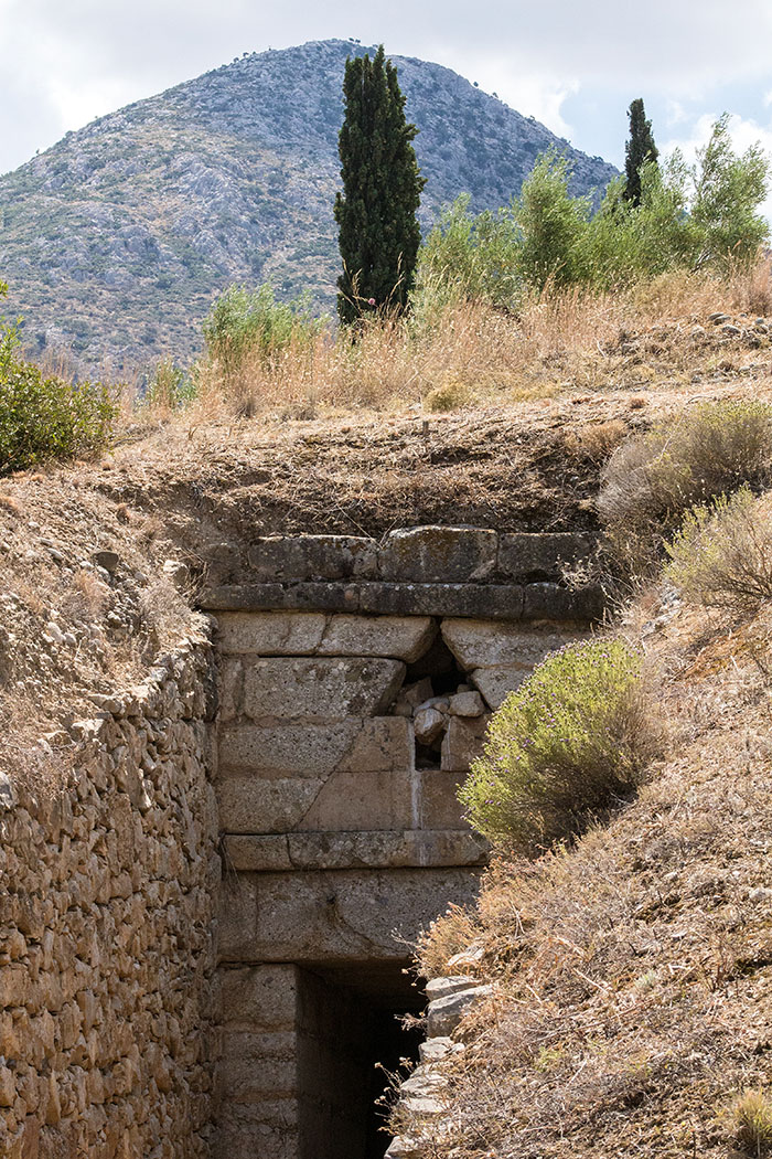 Grab der Genien: Ein letzter Blick zurück ... dahinter der Gipfel des Profitis Ilias.